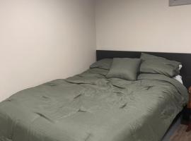 Spacious Room & Living Area in NW!, homestay in Calgary