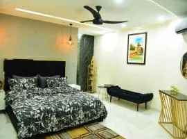 Chic Noir 1 Bedroom Apartment Gulberg