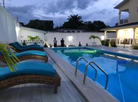 villa piscine orchidée, hotel in Pointe-Noire