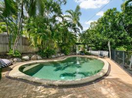 Tropical Cove at Trinity Beach with Lagoon Pool, hotel in Trinity Beach