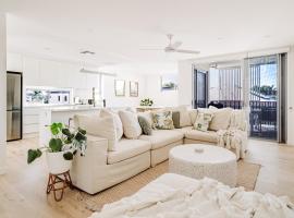 SILK - Lustrous Vacation Awaits 400m to the Beach, holiday home in Coolum Beach