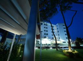 Giulivo Hotel & Village, hotell i Baia Domizia