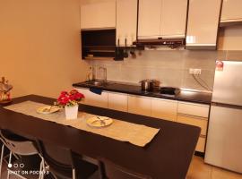 Cozy unit- Bell suites- Wifi- Netflix- Parking Swimming Pool- Klia, готель у місті Сепанг