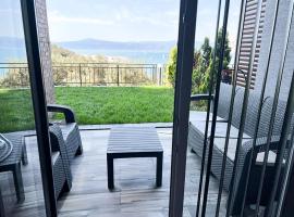 Luxury Apartment with Garden right by sea, hotel with parking in Mudanya