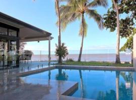Sandcastle Retreat - Absolute Cairns beachfront, hôtel à Machans Beach