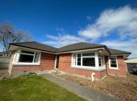 Sunny House with 5 Bedrooms(near airport), chalupa v Christchurchu