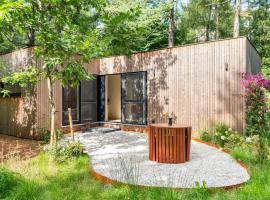 Luxe-Avontuur in een Romantische Cabin in het Bos, loma-asunto kohteessa Stekene