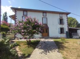 Maison d'hôtes Larraldia, hotel económico em Uhart-Cize