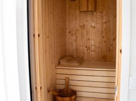 Your own 30sqm house with kitchen, sauna and loft., cabin in Malm&ouml;