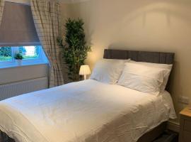 Addlestone - Stylish and modern 2 bedroom apartment, viešbutis mieste Adlstonas