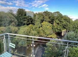 Modern Apartment by river - 20 mins to Belfast, budget hotel sa Dunadry