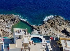 Exclusive Design Villa 1080 m2, oceanfront with Pool, hotel in Arico