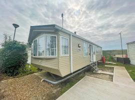 Lovely 6 Berth Caravan With Wifi At Steeple Bay In Essex Ref 36028b, hotel s parkováním v destinaci Southminster