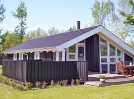 Amazing Home In Strandby With 3 Bedrooms And Wifi, hotelli kohteessa Strandby