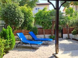 Manors Seaside 2BR House 100m from the Beach & Free Parking, hotel u gradu Meneou