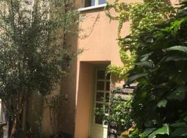 Maison de ville arborée avec cachet: Nanterre şehrinde bir tatil evi