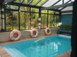 Au Domaine de Sophie piscine chauffée couverte et jacuzzi couvert, hotel in Crasville