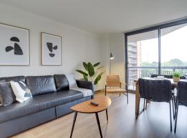 Modern & Charming Apt With Rooftop @pentagon City, hotel with pools in Arlington
