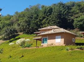 Recanto dos Beija flores, Chalé Lantana c: Monte Alegre do Sul'da bir tatil evi