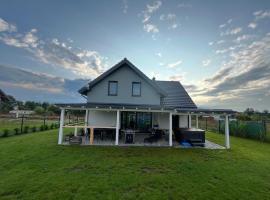 Dom nad morzem z Jacuzzi 10 osób Morze Przygód – hotel w mieście Mieroszyno