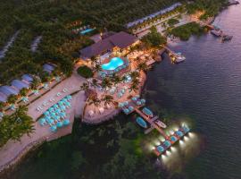 Bungalows Key Largo - All Inclusive: Key Largo'da bir havuzlu otel