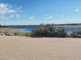 Joli appartement avec grande et belle terrasse, au pied de la plage du Grazel!