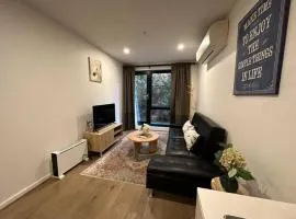 Stunning 2BR 1BA Apt with Free Parking In Boxhill