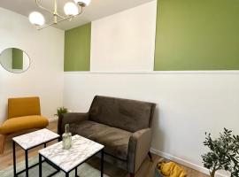 « Petit Paris » - T2 centre ville Parking/balcon, hotel in Albertville