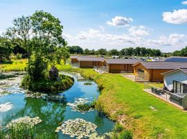 Flaxton Meadows Luxury Lodges, hotel with parking in Flaxton
