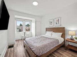 Oakland/University @H Bright and Stylish Private Bedroom with Shared Bathroom, holiday rental in Pittsburgh