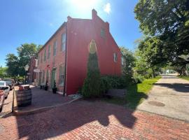 The Original Custom House!, villa in St. Charles