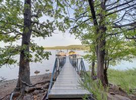 Lake Eufaula Retreat with Boat Slip and Fireplace!, hotel v destinaci Stigler