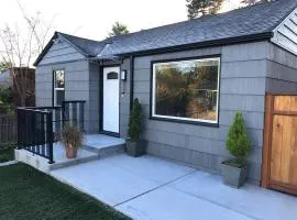 Cozy Crown Hill Carkeek Cottage w/3 Beds, Full Kitchen & Backyard in North Seattle