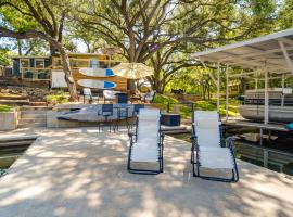 Waterfront Lake LBJ Cabin with Private Dock!, ξενοδοχείο σε Burnet