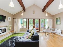 Oakwood Lodges, hotel with parking in Skipwith