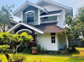 Villa Dedaun Batu, hotel blizu znamenitosti tematski park Jatim Park 1, Batu