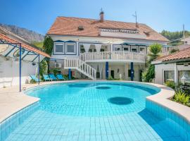 Family friendly apartments with a swimming pool Sumpetar, Omis - 21633: Sumpetar şehrinde bir otel