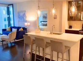 The Luxe -Highrise, Balcony, Year-round Pool, City View!
