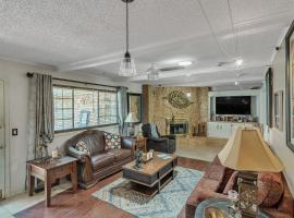 Cozy 4 Bedroom Home - Minutes to Downtown Tulsa, holiday rental in Tulsa