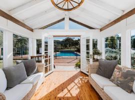'Wilpine' Poolside Country Luxury near Town, готель у місті Маджі