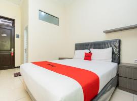 RedDoorz Plus @ Grace Residence Surabaya, hotel u četvrti Sambikerep, Surabaja