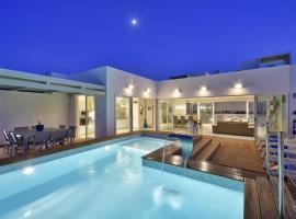 Villa Blu - Family Villa with Indoor heated Pool, Sauna and Games Room, hotel in Mellieħa