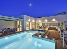 Villa Blu - Family Villa with Indoor heated Pool, Sauna and Games Room, מלון במליאהה