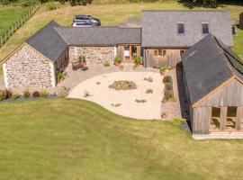 Spacious Luxury barn conversion - next to Tarka Trail cycle path, hotel in Great Torrington
