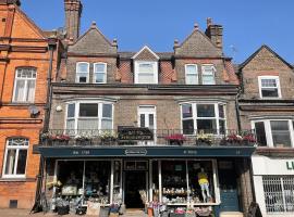 Large West Side Room above G Grace & Son, B&B in Tring