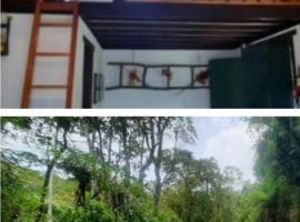 Chalé Pakere SerraBella Lumiar - natureza exuberante, lareira, wi-fi, sauna, piscina e água de nascente, hotel with parking in Lumiar