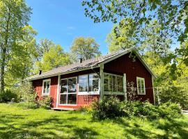 Nice cottage outside Lönashult near lake Övden, hotel with parking in Lönashult