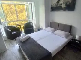 Hostel Florentin Camere Bai Comune acces bucatarie Cheap private rooms shared bathrooms kittchen laundry machine access Netflix