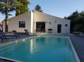 Maison avec piscine, viešbutis mieste Vazon la Romenas