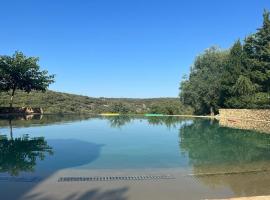 Villa 10 P piscine lagon avec vue époustouflante proche Uzès, hotel en Saint-Maximin